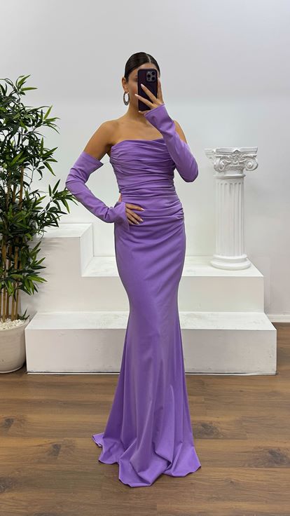 فستان سهرة أرجواني بتفاصيل ظهر منسدلة