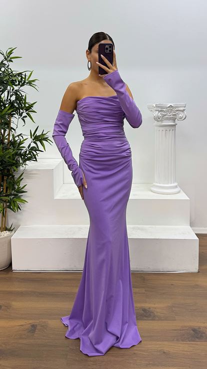 فستان سهرة أرجواني بتفاصيل ظهر منسدلة