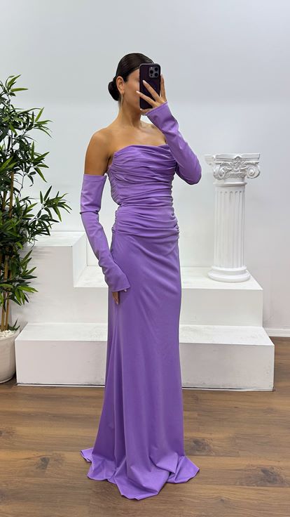 فستان سهرة أرجواني بتفاصيل ظهر منسدلة