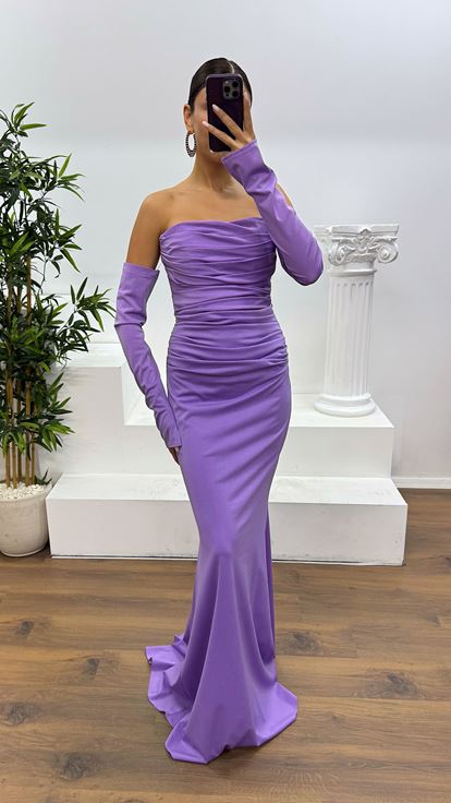 فستان سهرة أرجواني بتفاصيل ظهر منسدلة