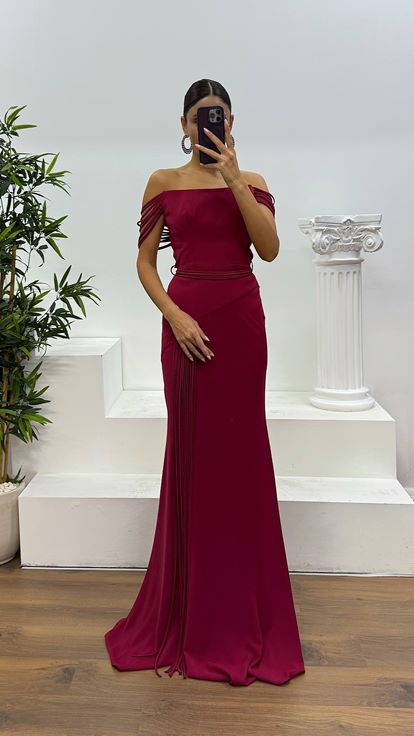 Burgunderrotes trägerloses Abendkleid