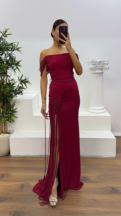 Burgunderrotes trägerloses Abendkleid