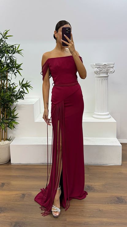 Burgunderrotes trägerloses Abendkleid