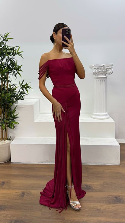 Burgunderrotes trägerloses Abendkleid