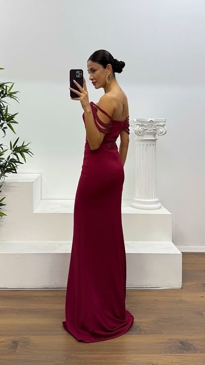 Burgunderrotes trägerloses Abendkleid