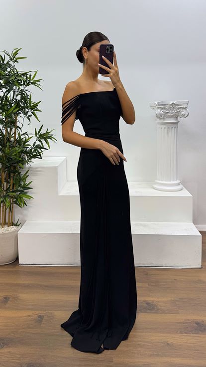 Schwarzes trägerloses Abendkleid