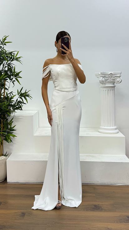 Knochenfarbenes trägerloses Abendkleid