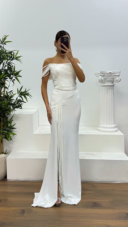 Knochenfarbenes trägerloses Abendkleid