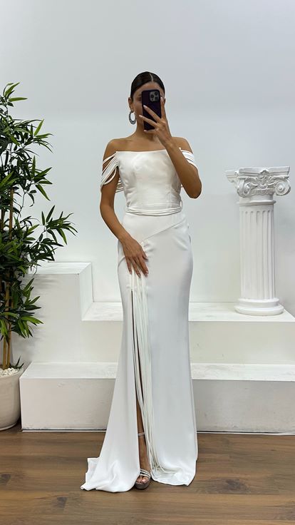 Knochenfarbenes trägerloses Abendkleid