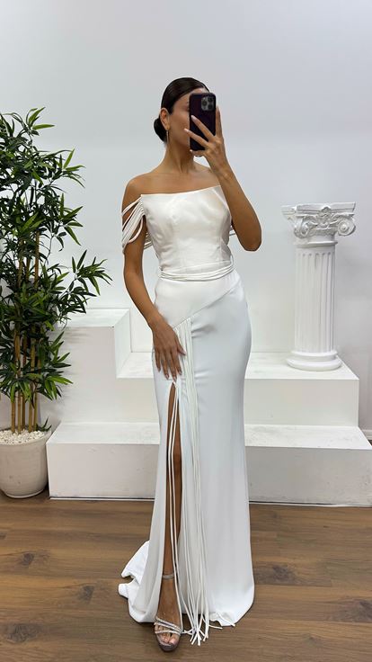 Knochenfarbenes trägerloses Abendkleid