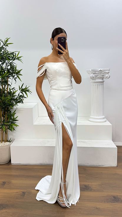 Knochenfarbenes trägerloses Abendkleid