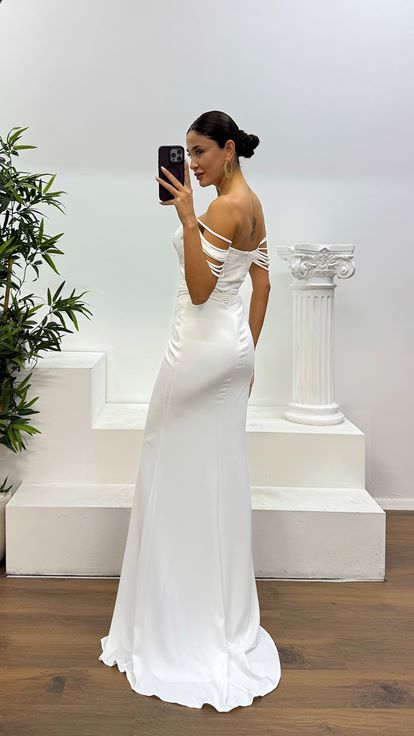 Knochenfarbenes trägerloses Abendkleid