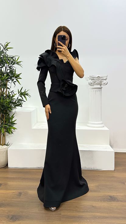 Abito da sera con dettagli floreali in vita neri