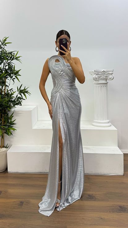 Gümüş Straplez Yaka Detay Parlak Abiye Elbise