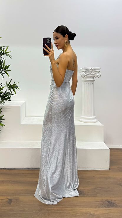 Gümüş Straplez Yaka Detay Parlak Abiye Elbise