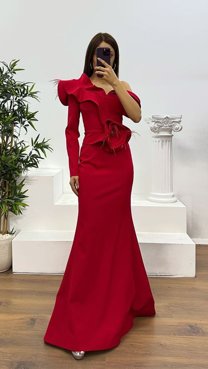 Abito da sera con dettagli floreali in vita rossa