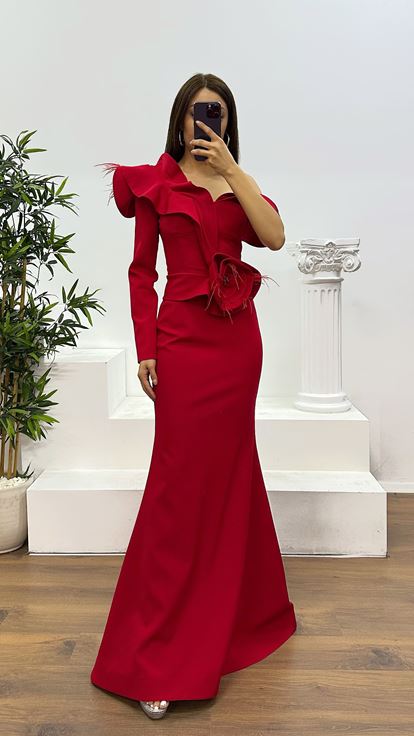 Abito da sera con dettagli floreali in vita rossa