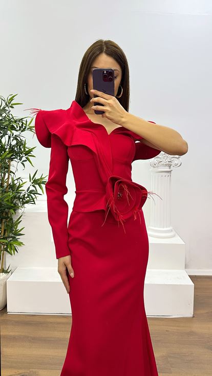 Abito da sera con dettagli floreali in vita rossa