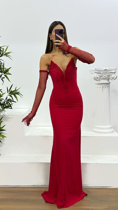 Abito da sera senza spalline con dettagli in pietra rossa