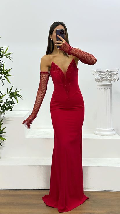 Abito da sera senza spalline con dettagli in pietra rossa