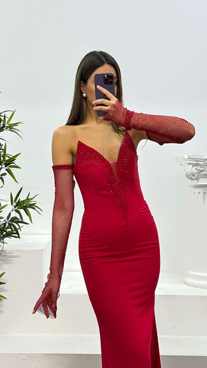 Abito da sera senza spalline con dettagli in pietra rossa