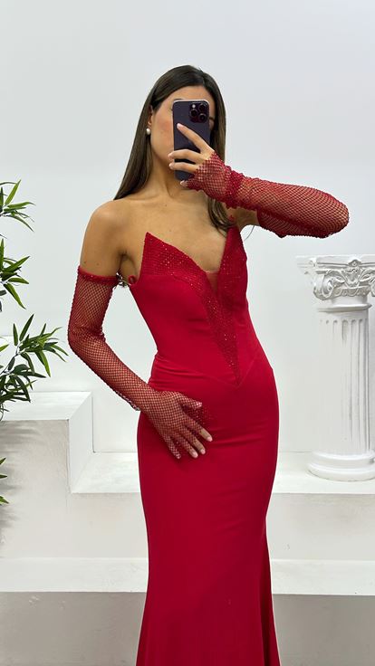 Abito da sera senza spalline con dettagli in pietra rossa