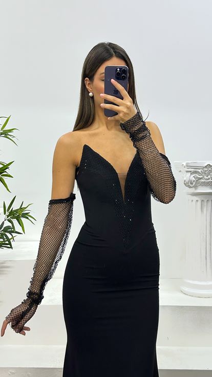 Abito da sera senza spalline con dettagli in pietra nera