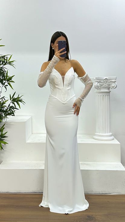 Abito da sera senza spalline con dettagli in pietra ossea