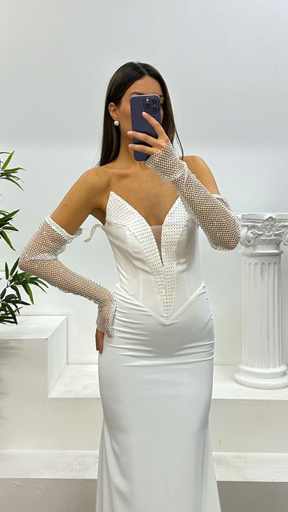 Abito da sera senza spalline con dettagli in pietra ossea