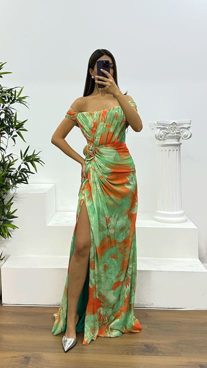 Vestido de noche con abertura y detalle de flores lilas