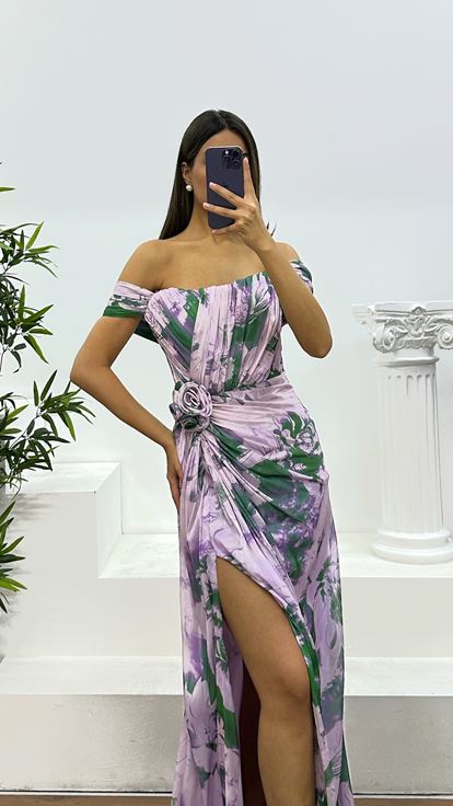 Vestido de noche con abertura y detalle de flores azules