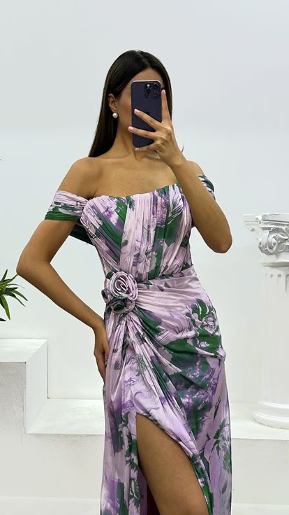 Vestido de noche con abertura y detalle de flores azules