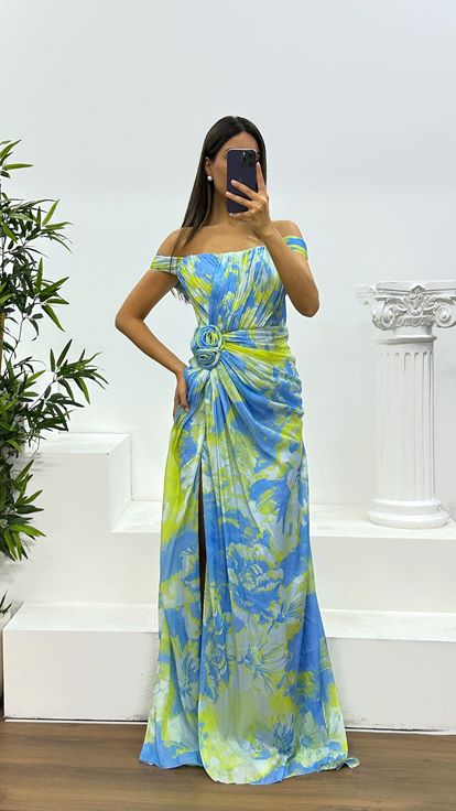 Vestido de noche con abertura y detalle de flores verde agua