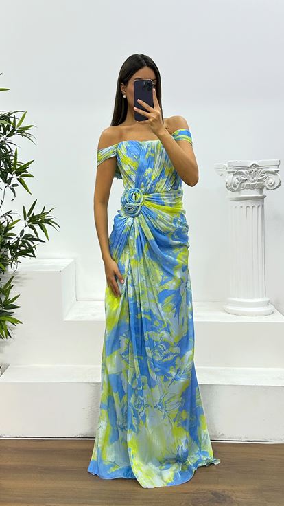 Vestido de noche con abertura y detalle de flores verde agua