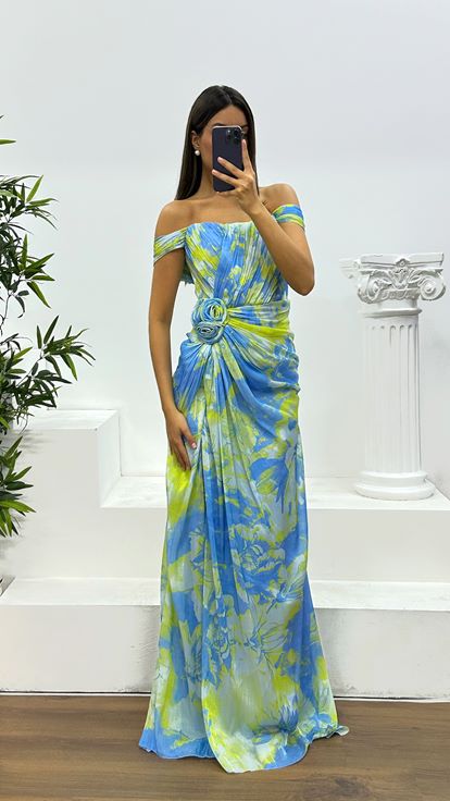 Vestido de noche con abertura y detalle de flores verde agua