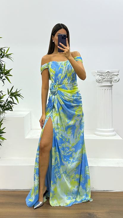 Vestido de noche con abertura y detalle de flores verde agua