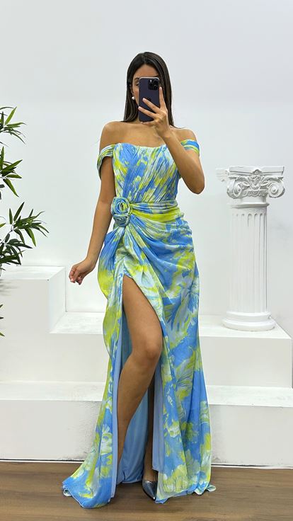 Vestido de noche con abertura y detalle de flores verde agua