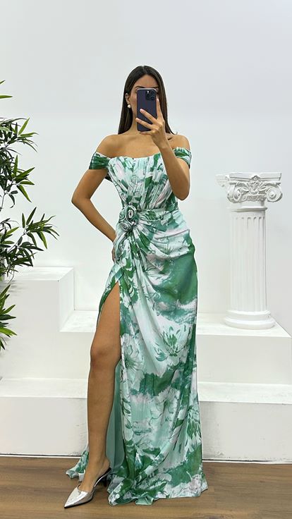 Abito da sera con spacchi e dettagli floreali verde acqua