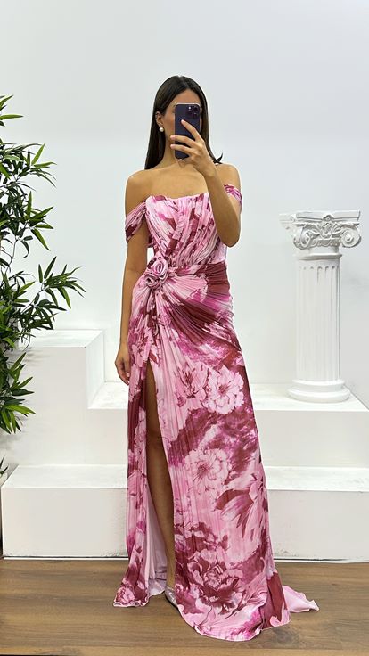 Vestido de noche bordado con escote cuadrado color caqui