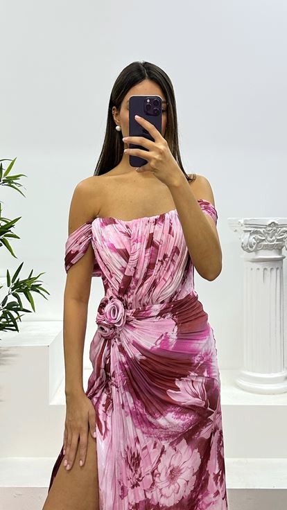 Vestido de noche bordado con escote cuadrado color caqui