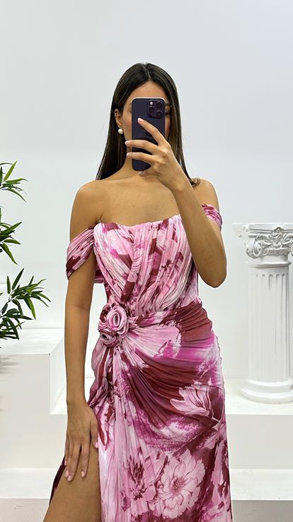 Vestido de noche bordado con escote cuadrado color caqui