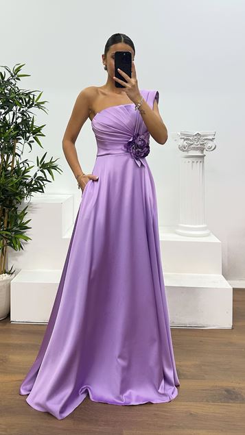 Robe de soirée lavande asymétrique à détail rose