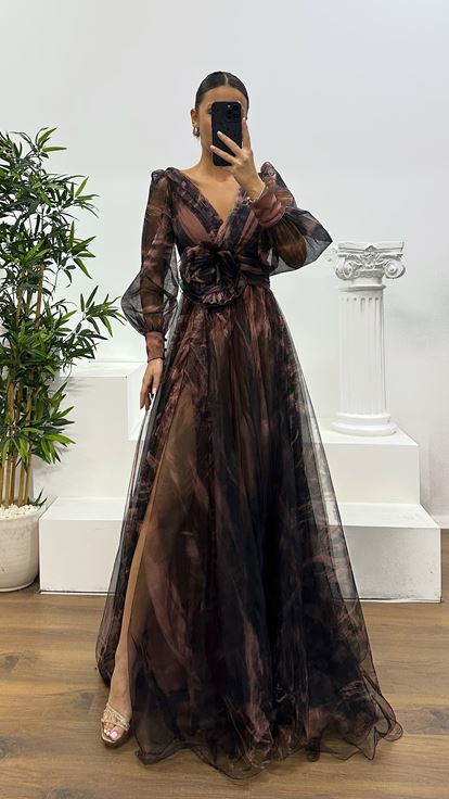 Zwiebelhaut-Abendkleid aus Tüll mit V-Ausschnitt