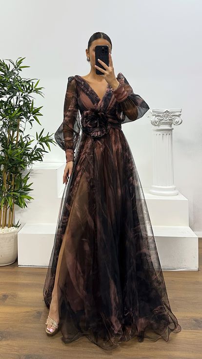 Zwiebelhaut-Abendkleid aus Tüll mit V-Ausschnitt