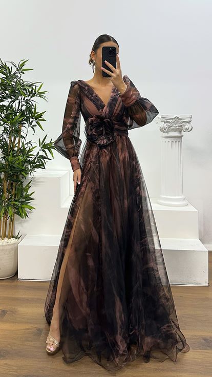 Zwiebelhaut-Abendkleid aus Tüll mit V-Ausschnitt