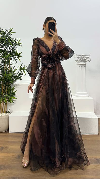 Zwiebelhaut-Abendkleid aus Tüll mit V-Ausschnitt