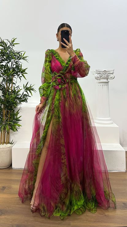 Fuchsiafarbenes Abendkleid aus Tüll mit V-Ausschnitt