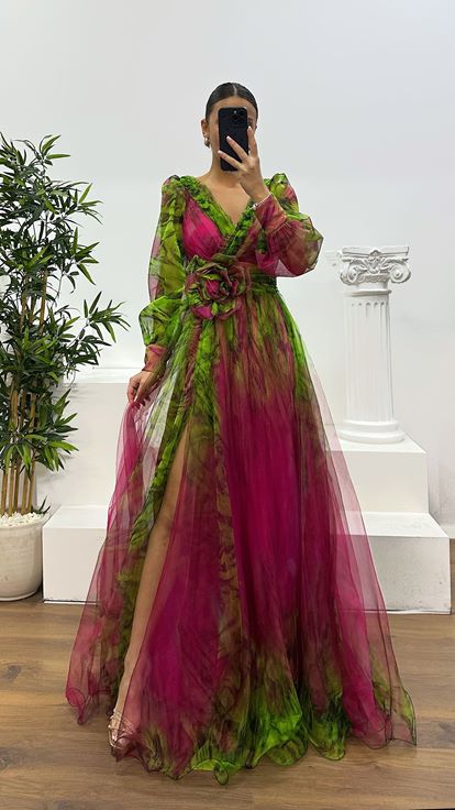 Fuchsiafarbenes Abendkleid aus Tüll mit V-Ausschnitt