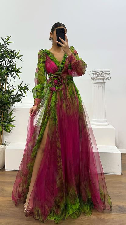 Fuchsiafarbenes Abendkleid aus Tüll mit V-Ausschnitt