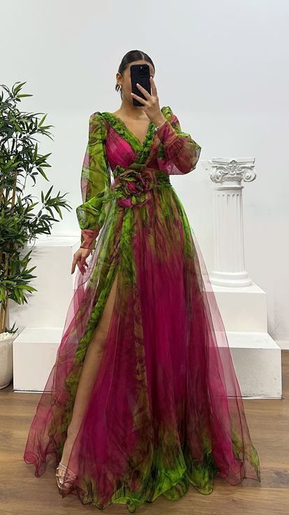 Fuchsiafarbenes Abendkleid aus Tüll mit V-Ausschnitt